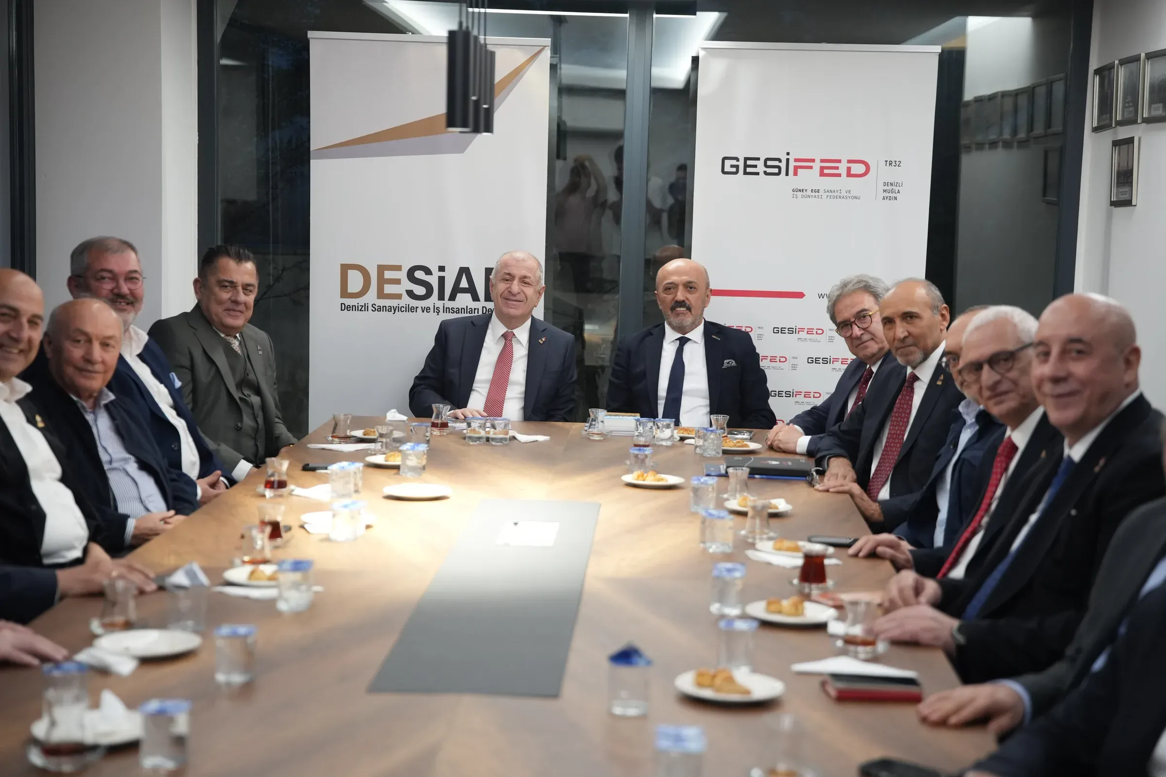 Ümit Özdağ Denizli Sanayiciler ve İş İnsanları Derneği'ni ziyaret etti